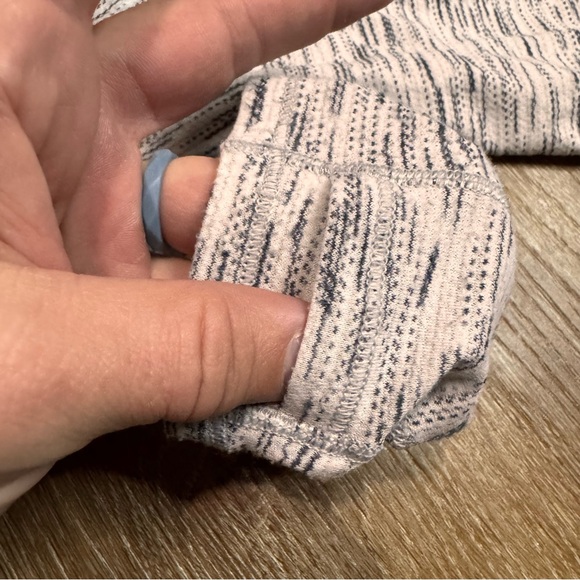 Lululemon Lost In Pace Long Sleeve - Chicago Blackhawks - Picture 10 of 10